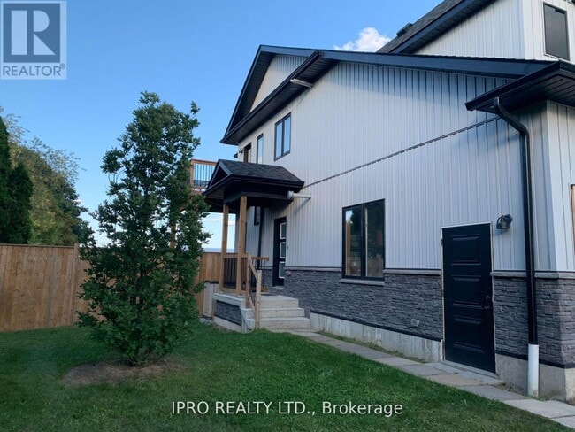 Building Photo - 5557 Eighth Line