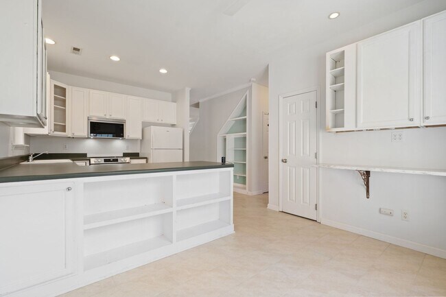 Building Photo - LOCATION!! Sought-after neighborhood spaci...