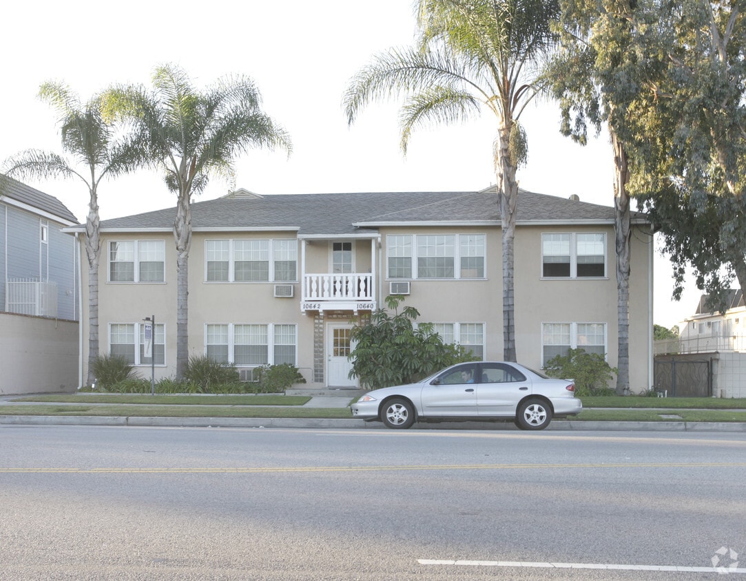 Building Photo - 10640-10642 Victory Blvd