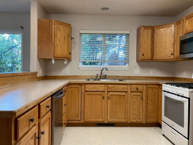 Foto del edificio - Spacious 5 Bedroom Home