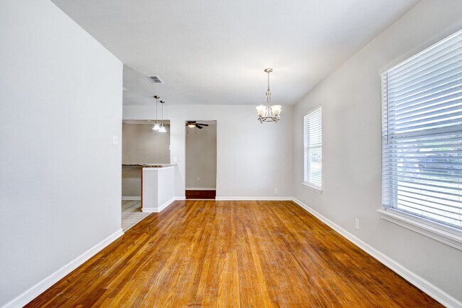 Building Photo - ***MOVE-IN SPECIAL: ONE WEEK FREE***Updated North Central Home with Hardwood Floors & Covered Patio