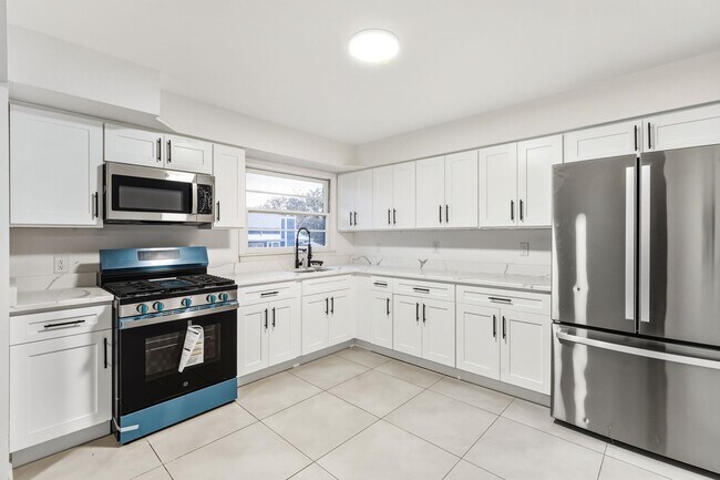 Foto del edificio - 235 Lakewood Dr