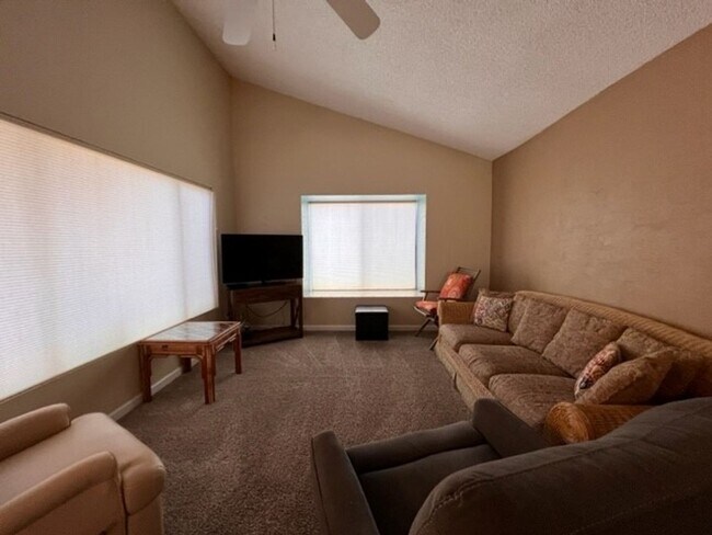 Foto del edificio - 2 BR Furnished, Gated complex on the water...