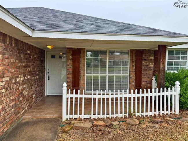 Building Photo - 1112 Lisa Ln