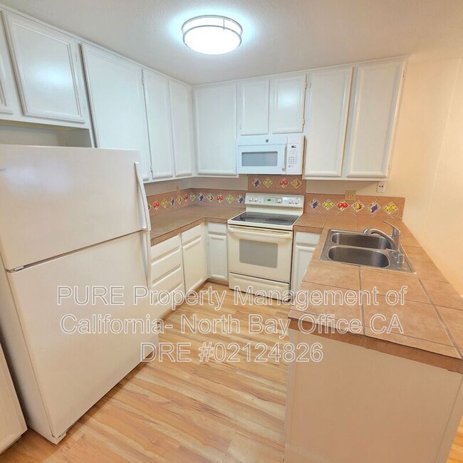 Building Photo - 21 Meadowbrook Ct