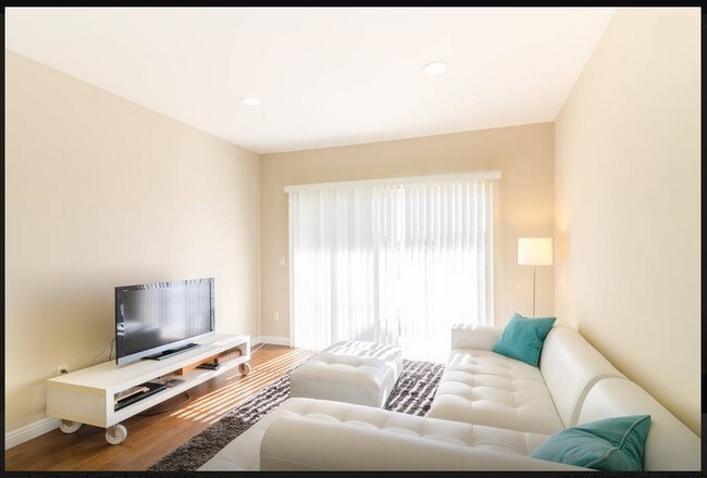 Foto del edificio - 6800 Corbin Ave
