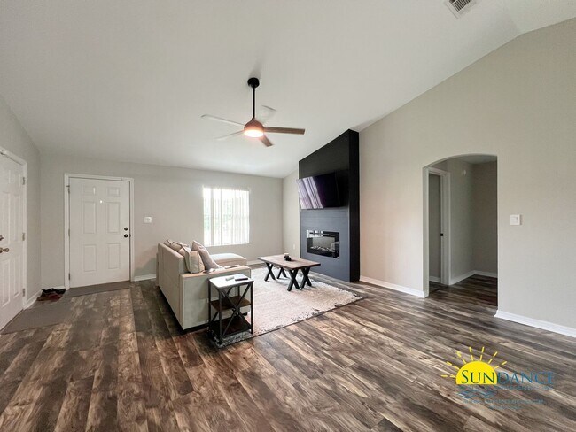 Foto del edificio - Charming 3-Bedroom Home in Ridge Crest Sub...