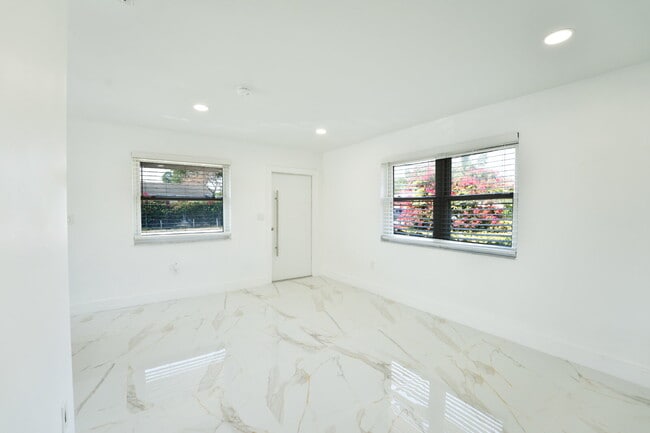 Building Photo - 3BR/2BA Duplex in Silver Bluff