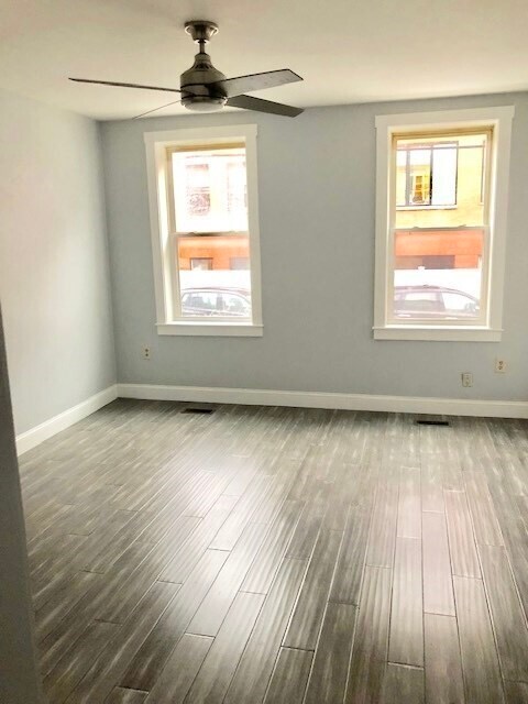 Foto del edificio - 124 W 9th St