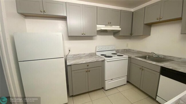 Building Photo - 4170 Inverrary Dr