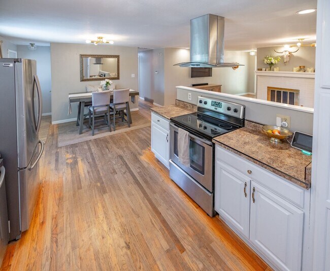 Foto del edificio - Amazing 3 bed/3 bath rental.  New Flooring!!  Solar Panels!!