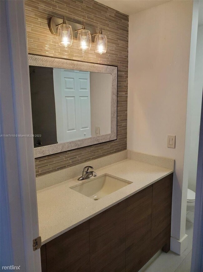 Building Photo - 2 br, 1.5 bath House - 3812 Tree Top Dr