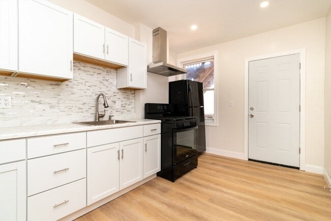 Building Photo - 331 Centre St