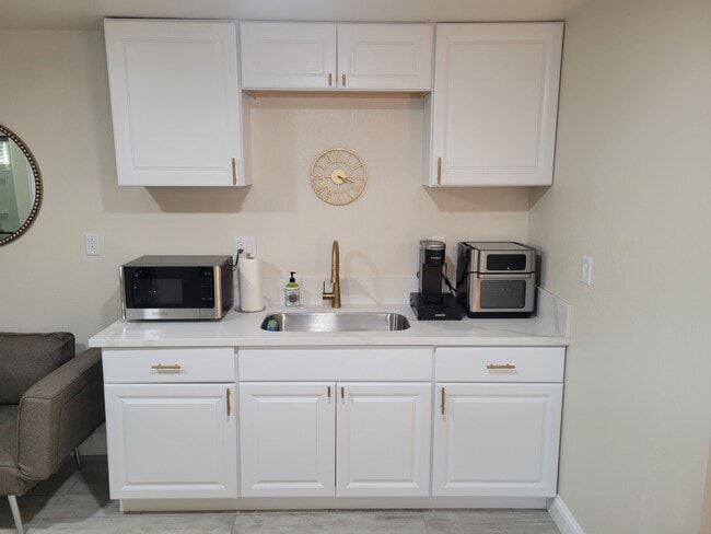 Building Photo - 325 Wilson Ave