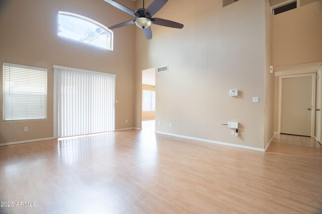 Foto del edificio - 1356 E Helena Dr