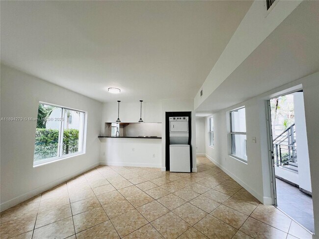 Building Photo - 950 Bay Dr
