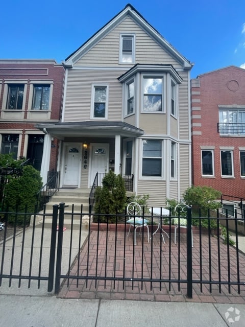 Building Photo - 2643 N Marshfield Ave