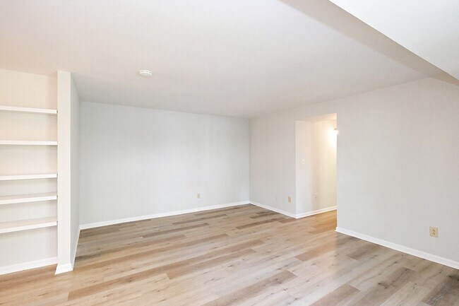 Foto del edificio - Four Seasons Condo Near Rt 29 Shopping & Dining