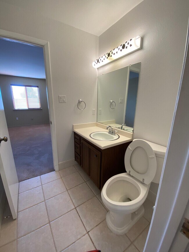 Building Photo - 937 Country Club Dr SE