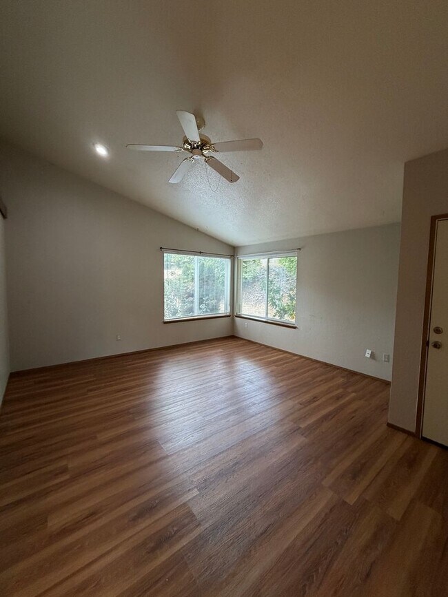 Foto del edificio - 1474 Diamond Rd SE