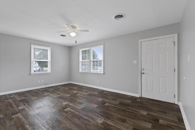 Building Photo - 2250 Onslow Dr