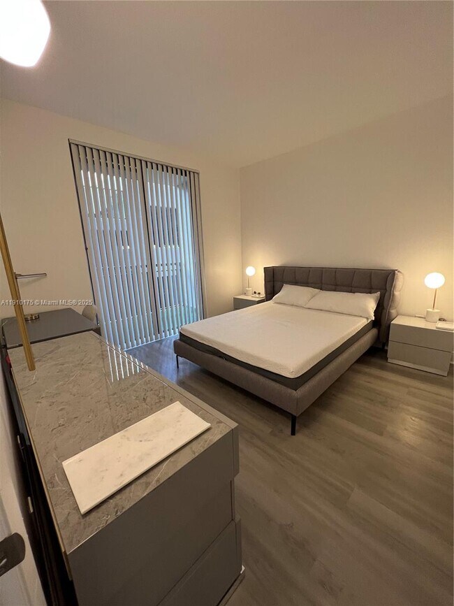 Building Photo - 540 Brickell Key Dr