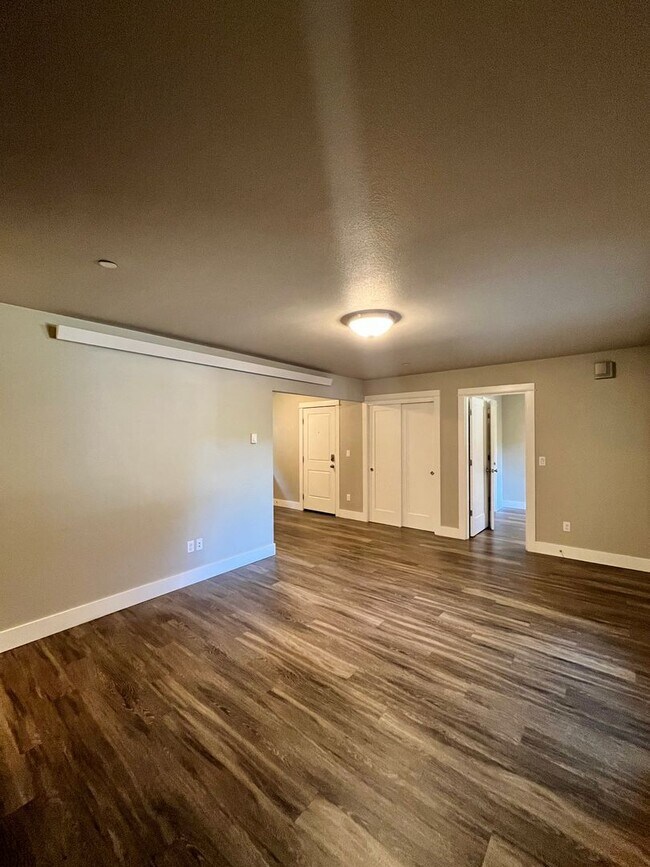 Foto del edificio - Large 3 Bedroom 2 Bathroom! In-Unit Washer...