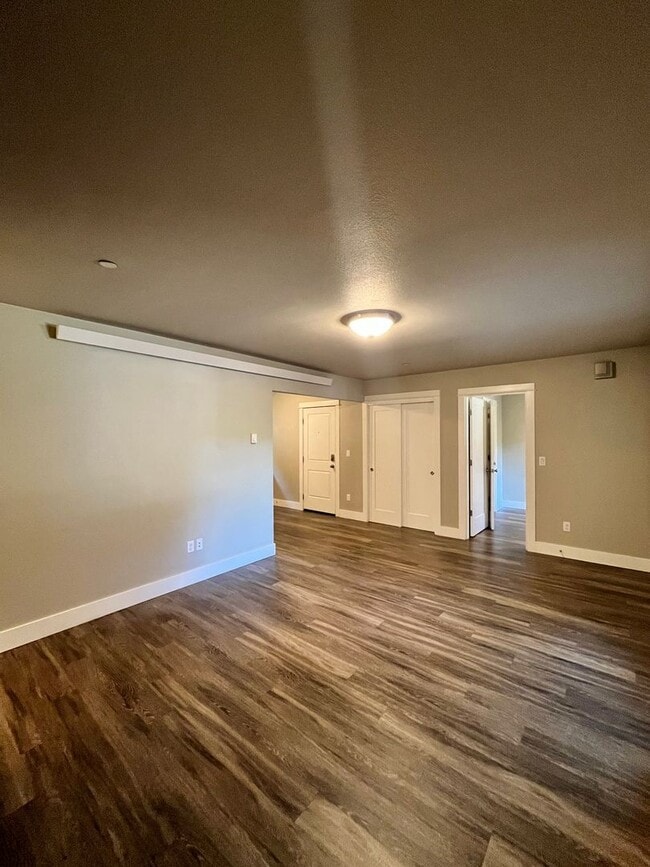Building Photo - Large 3 Bedroom 2 Bathroom! In-Unit Washer...