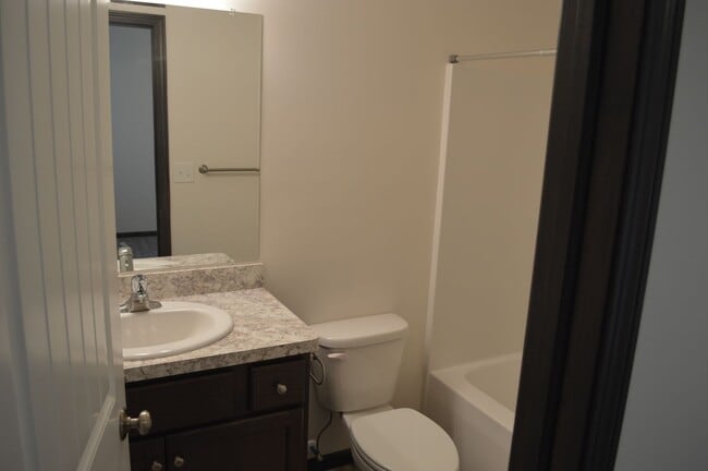 Building Photo - 585 Birch Hill Dr