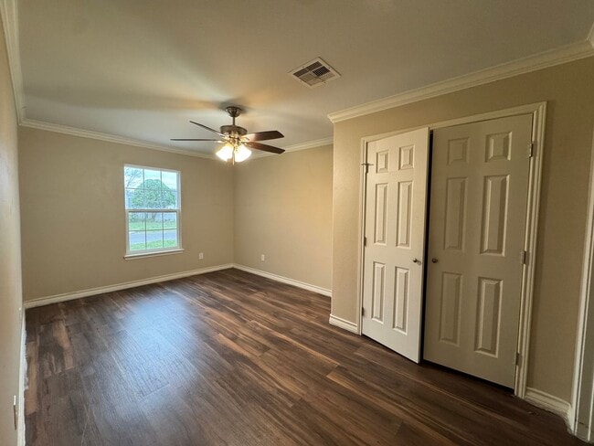 Building Photo - Ready for move in!