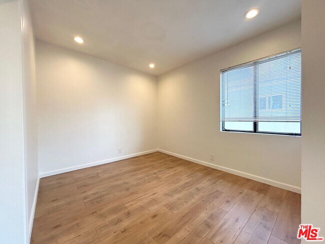 Building Photo - 1148 N Formosa Ave