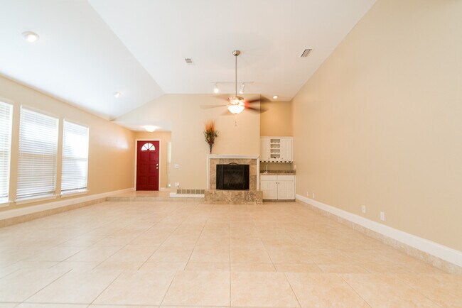 Foto del edificio - Beautifully Crafted 2-2-2 Duplex in Addison. Granite Counters! Fridge Included!