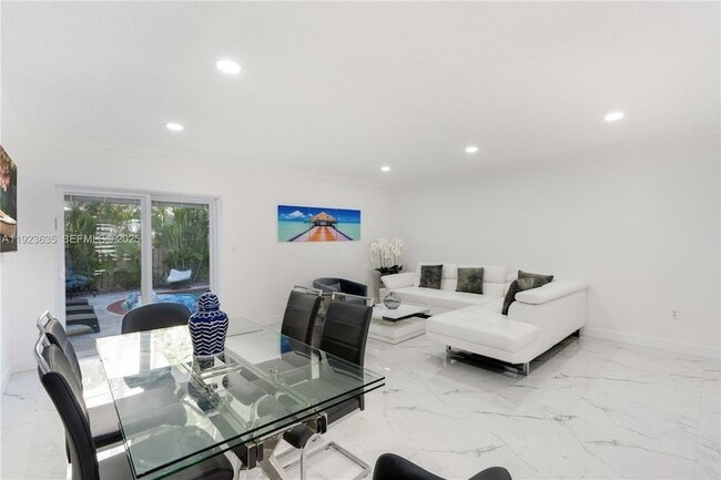 Foto del edificio - 9167 Harding Ave