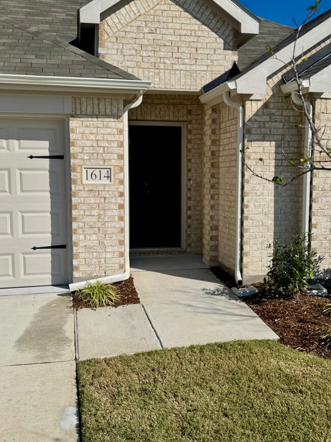 Building Photo - 1614 Red Acre Trl