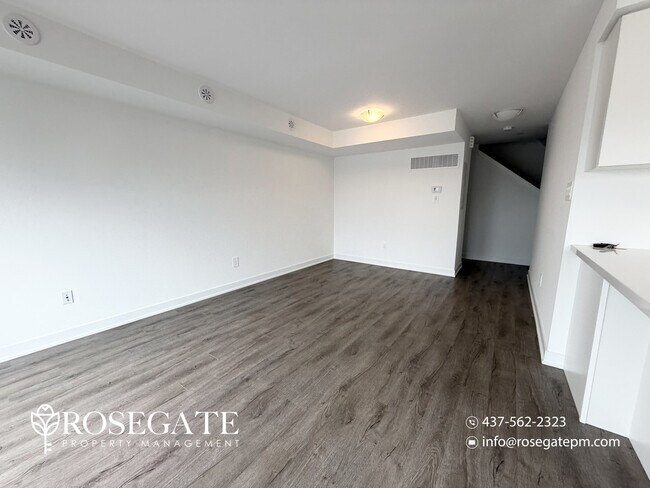 Photo du bâtiment - Modern 3-Floor Freehold Townhome with Private Balcony – Brampton