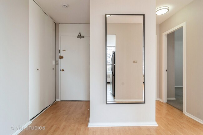 Foto del edificio - 70 W Burton Pl