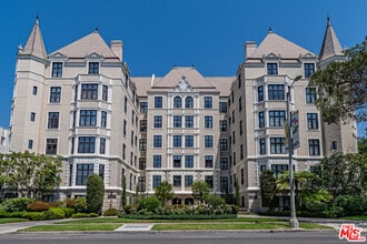 Building Photo - 316 N Rossmore Ave