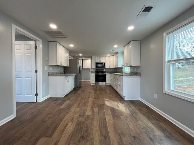 Foto del edificio - Brand New Renovated 2/1 in Easley!