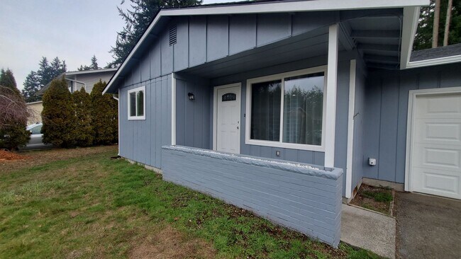 Foto del edificio - JUST REMODELED!! EVERYTHING BRAND NEW INSIDE THIS 3 BEDROOM, 1 BATH!!