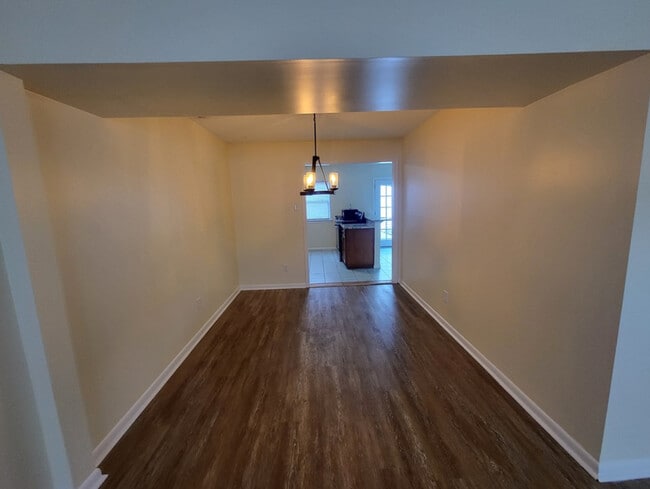 Building Photo - 423 Burr Oak Ct