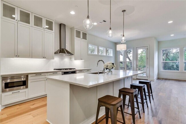 Foto del edificio - 2704 Rollingwood Dr