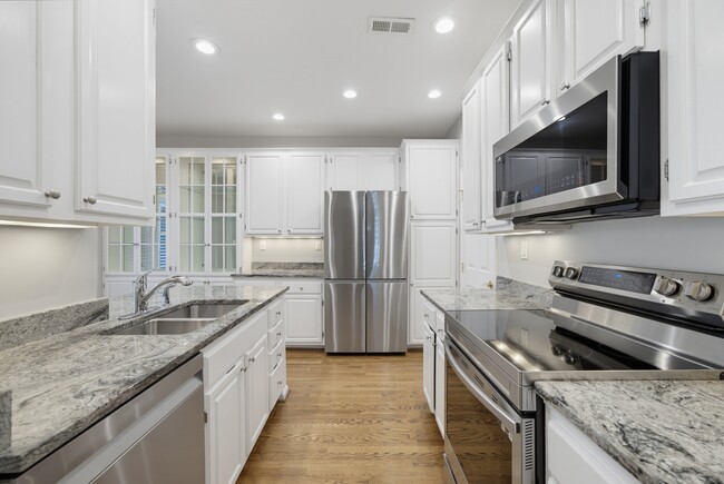 Building Photo - 761 Bishops Park Dr