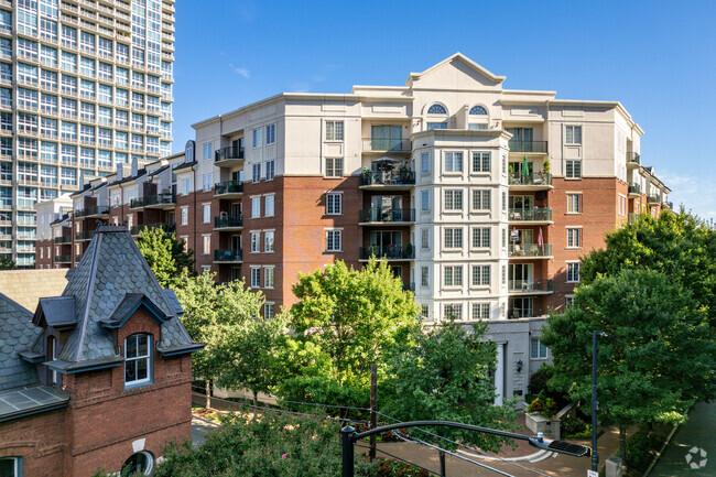 Building Photo - 5th & Poplar Condominiums