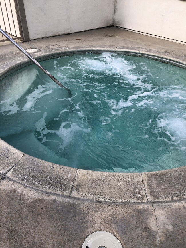 Jaccuzzi - 5132 W 1st St