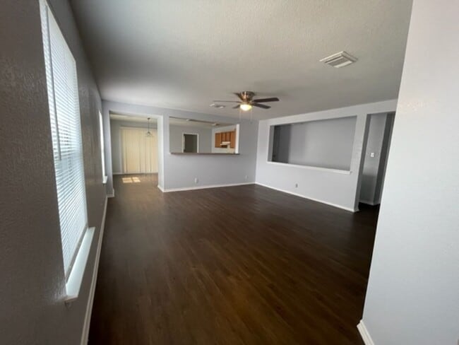 Foto del edificio - Coming soon Near SeaWorld- Featuring 3 Bedroom 2 Bath -No carpet