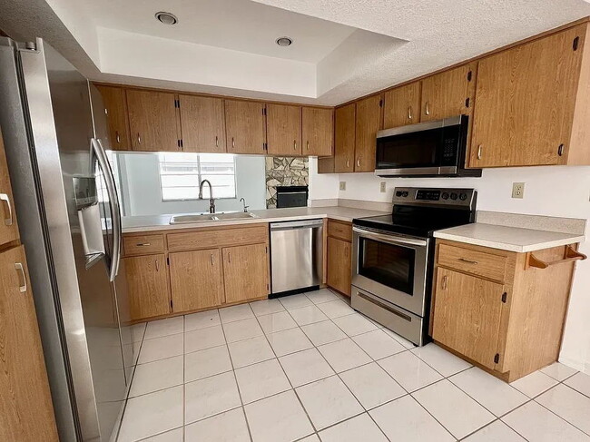 Foto del edificio - Charming 2-Bedroom, 2-Bathroom POOL home