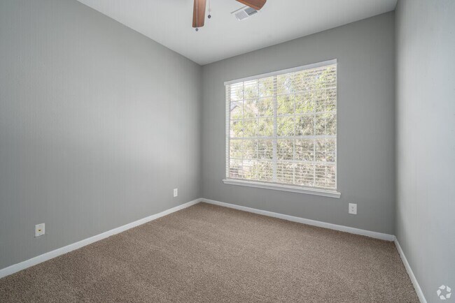 Foto del edificio - Not Your Basic Apartment!