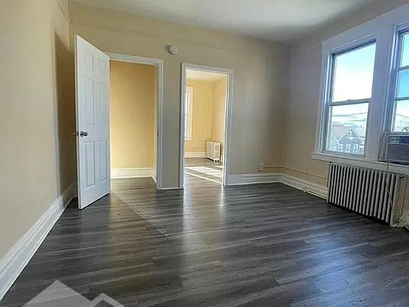 Foto principal - 164 Pearsall Ave