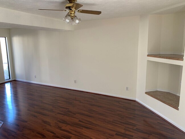 Building Photo - Tenbury Square Townhomes Off Old Forest Road