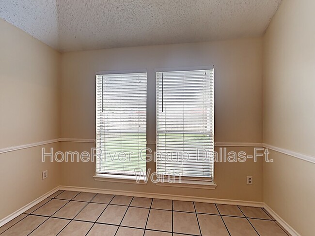 Foto del edificio - 2507 Thistle Ln